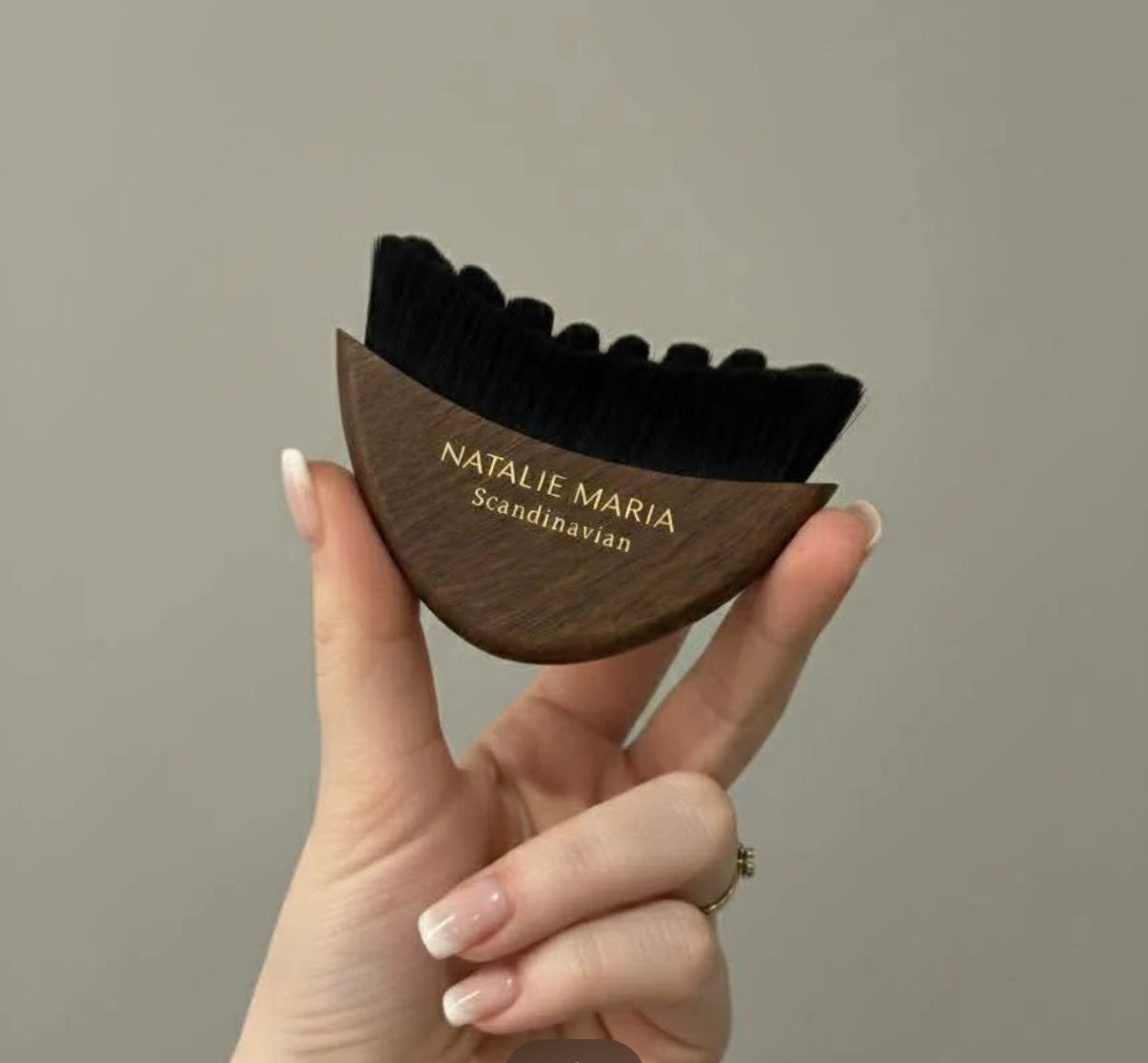 Natalie Maria Scandinavian | THE ORIGINAL | Depuff Face brush i valnød