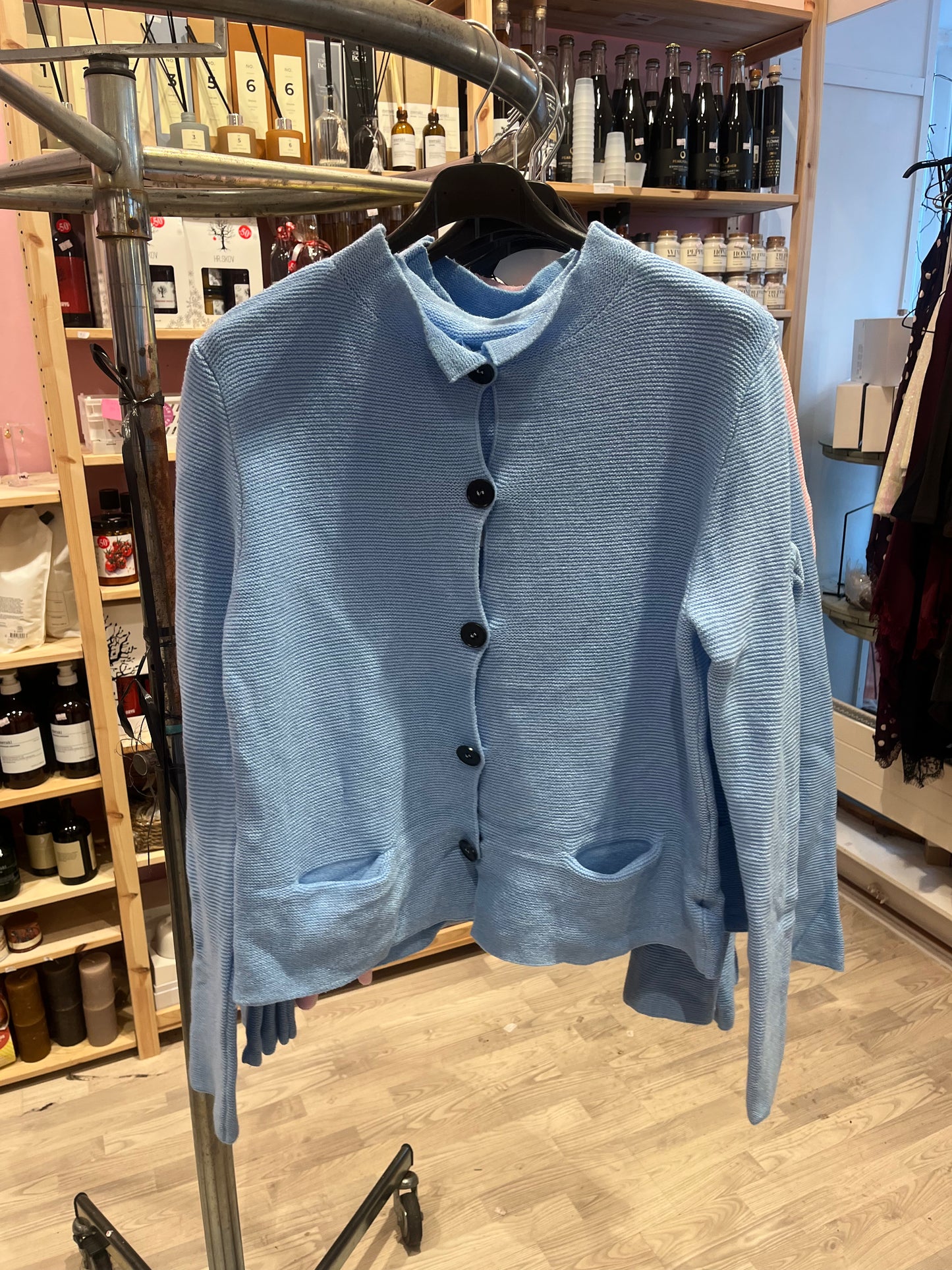 2617 cardigan m knapper i ryg