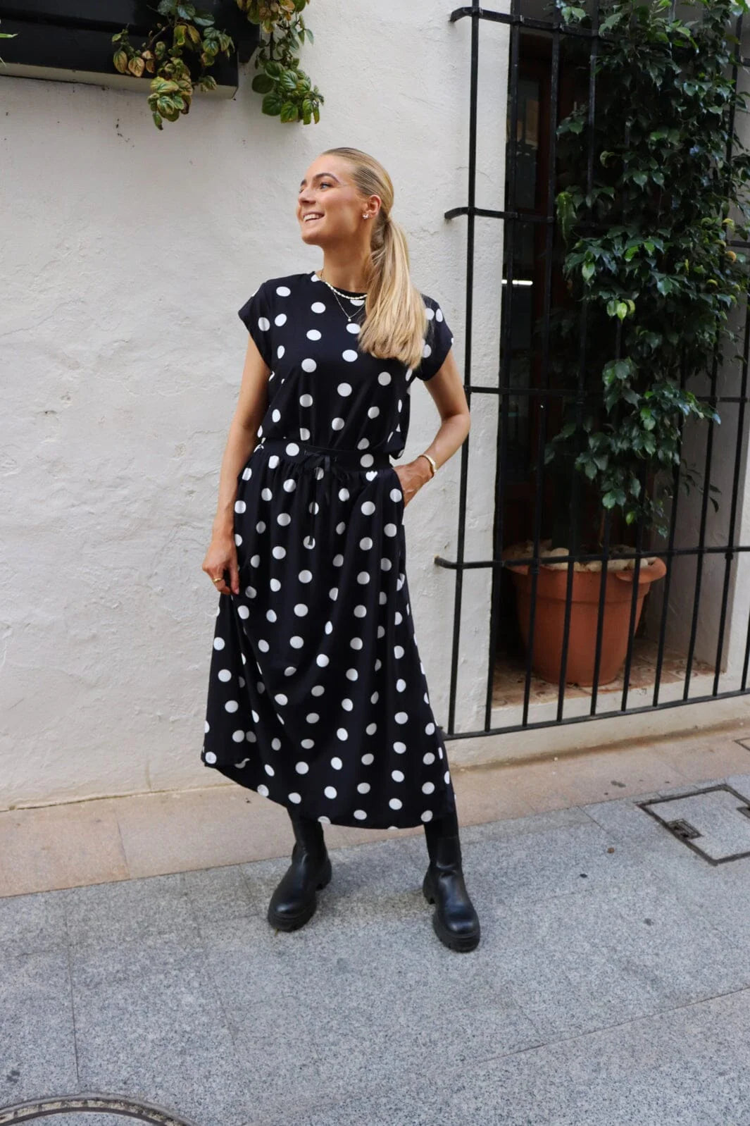 9581 Alma-U-Tshirt black big dot