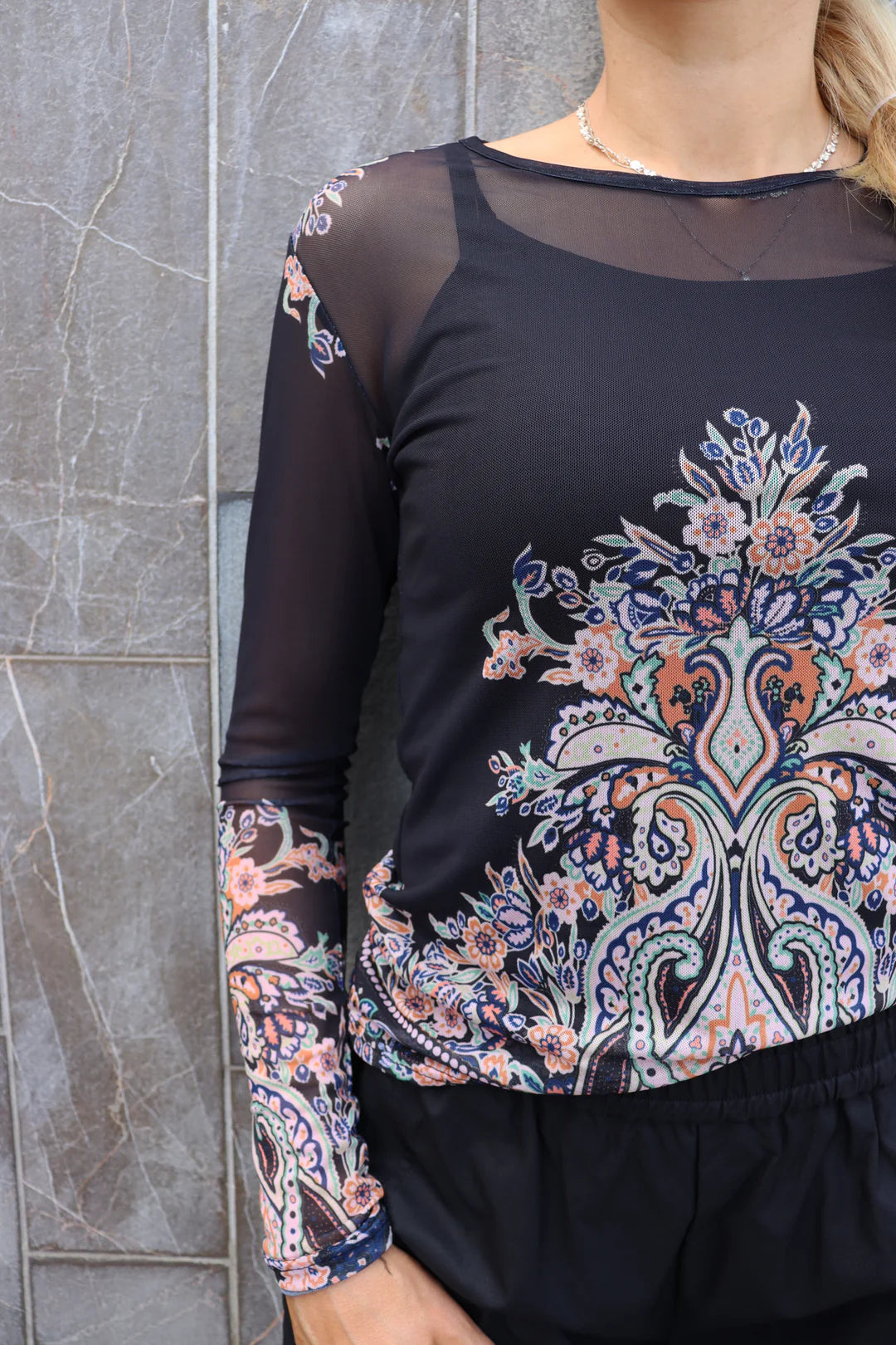 22065 Mesh black paisley