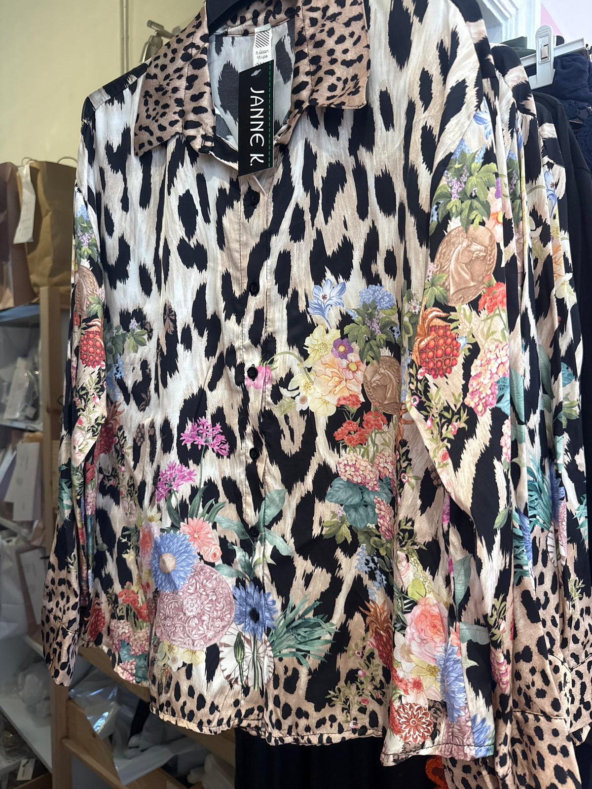 0114 Blomster Skjorte m/ leo Beige bm 120