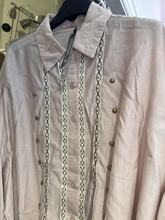 0109 Rayon Skjorte m/ fine detaljer på front, bm 140