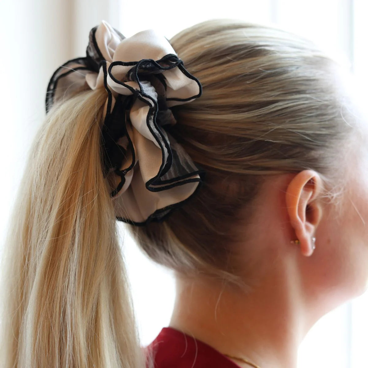 NAMISO | Zenya Scrunchie - Creme / black